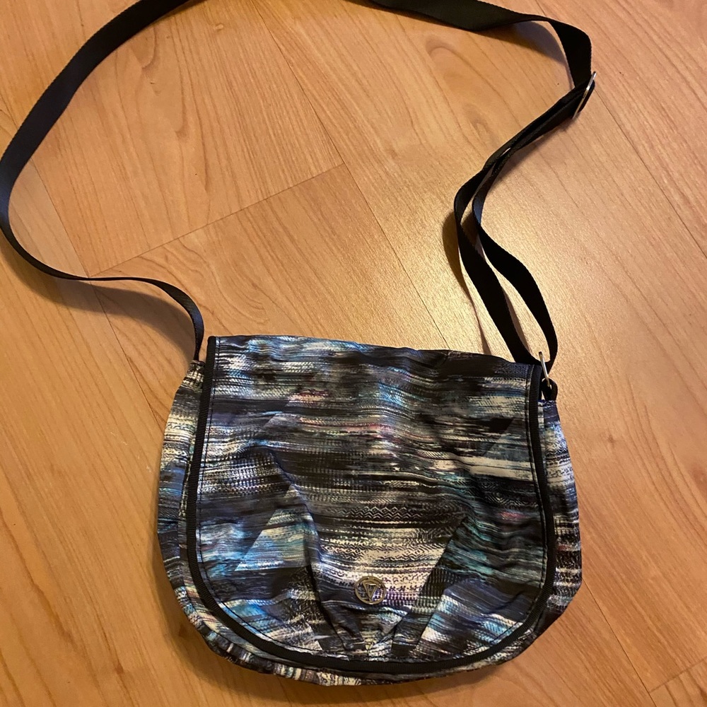 IVIVVA BY Lululemon girls crossbody bag